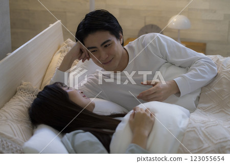 A couple sleeping in bed 123055654