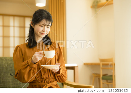 一個女人喝咖啡 一個女人喝咖啡 123055685