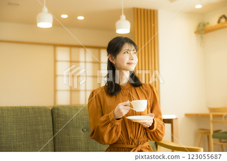 一個女人喝咖啡 123055687