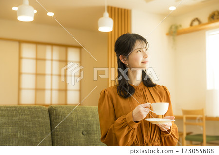 一個女人喝咖啡 123055688