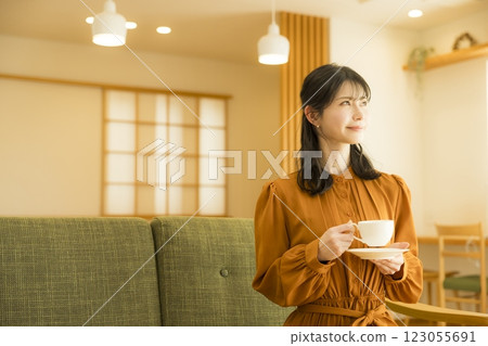 一個女人喝咖啡 123055691