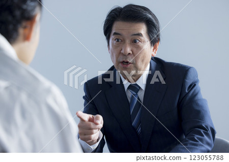一位中年商人表情嚴肅地做演講 123055788