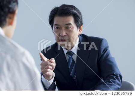 一位中年商人表情嚴肅地做演講 123055789