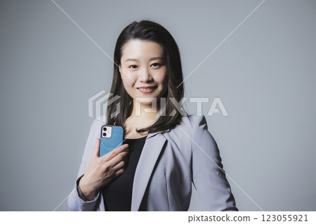 觀看智能手機的婦女 123055921