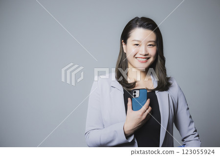 觀看智能手機的婦女 觀看智能手機的婦女 123055924