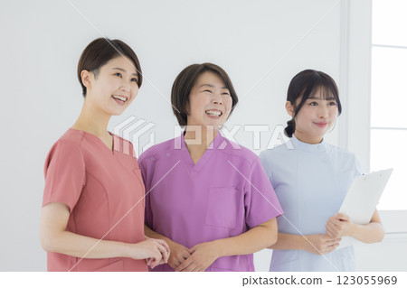 Medical staff, nurses, young women, healthcare workers 123055969