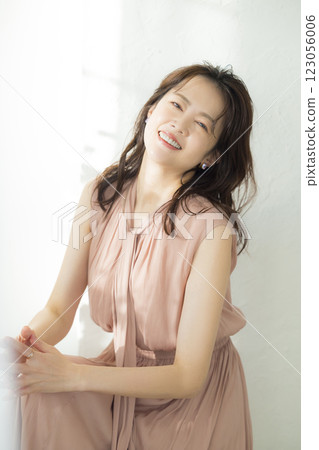 一個美麗的中年婦女的肖像 123056006