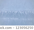 融化的冰特寫，垂直方向 123056250