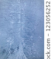 細小裂痕的冰柱特寫，垂直方向 123056252