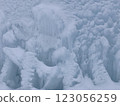 一張積雪堆積在凹凸不平的冰牆上的照片 123056259