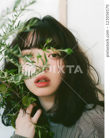 一位表情自然的亞洲女性的時尚肖像 一位表情自然的亞洲女性的時尚肖像 123056570