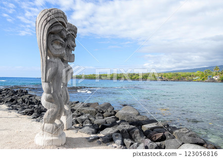 Protector ki'i statues of Hawaiian gods at Haleo Keawe. 123056816