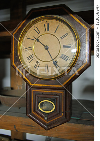 復古的掛鐘 123056947