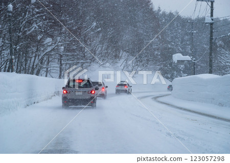 在積雪的國道上行駛,前方有一輛車 b-1 在積雪的國道上行駛,前方有一輛車 b-1 123057298