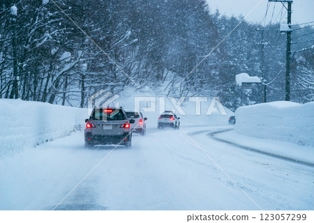 在白雪皚皚的國道上行駛，前面有一輛車 b-2 很酷的色彩 123057299