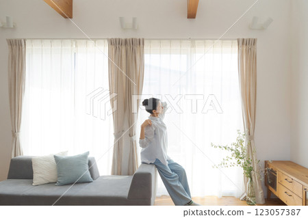 放鬆在客廳的婦女 123057387