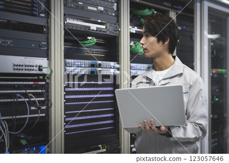 伺服器工程師圖像：工程師使用筆記型電腦設定檔工作 123057646