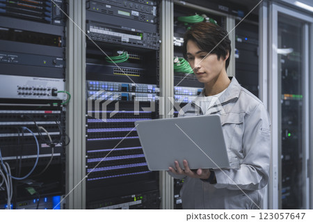 伺服器工程師圖像：工程師使用筆記型電腦設定檔工作 123057647