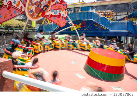 日本最古老的遊樂園,淺草花屋敷,嘉年華 日本最古老的遊樂園,淺草花屋敷,嘉年華 123057862