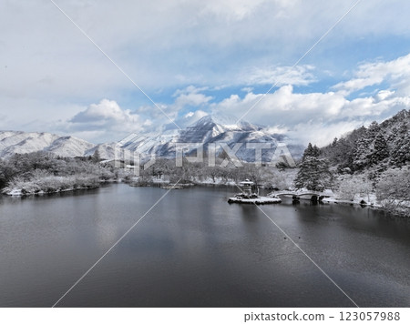 Snow-covered Mishima Pond 123057988
