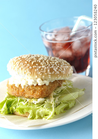 韃靼魚漢堡和果汁 123058240