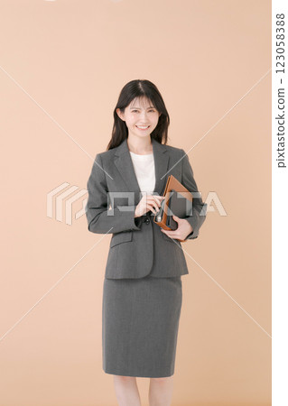 拿著文件的微笑的女商人 123058388