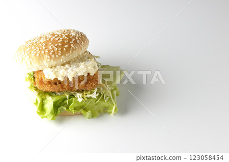 白色背景下拍攝的韃靼魚漢堡 白色背景下拍攝的韃靼魚漢堡 123058454