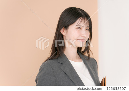 Smile business woman's portrait Smile business woman's portrait 123058507