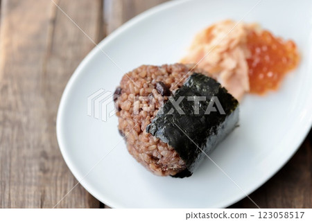 發酵糙米飯團和鮭魚子 123058517