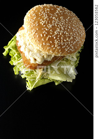 黑色背景下拍攝的韃靼魚漢堡 123058562