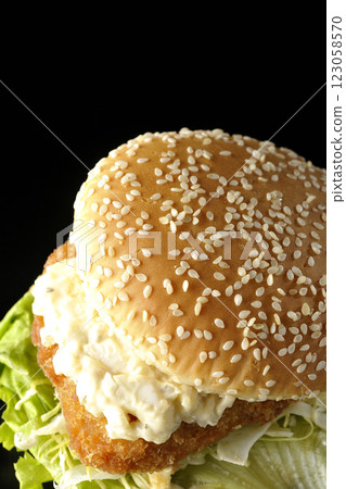 黑色背景下拍攝的韃靼魚漢堡 黑色背景下拍攝的韃靼魚漢堡 123058570