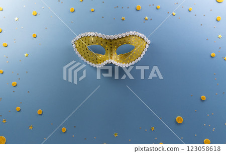 Happy Purim carnival decoration concept made from golden mask star and glitter on pastel background. (Happy Purim in Hebrew, jewish holiday celebrate) 123058618