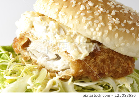 韃靼魚漢堡在白色背景上拍攝（顯示內部） 123058656