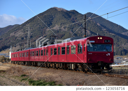 運行於播但線上的四列103系列3500系列本地列車 123058716