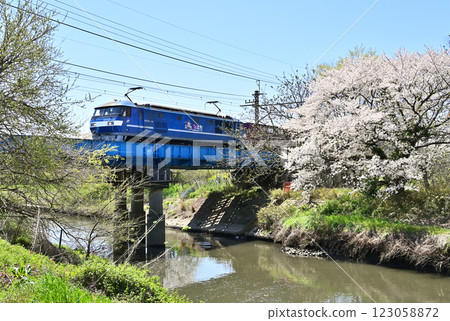 JR武藏野線EF210 122號線橫跨見沼稻田的芝川 JR武藏野線EF210 122號線橫跨見沼稻田的芝川 123058872