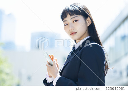 有智能手機的女學生 123059061