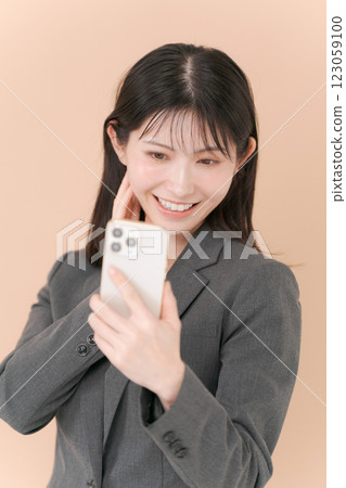 一名女子正在用內建攝影機檢查自己的妝容 一名女子正在用內建攝影機檢查自己的妝容 123059100