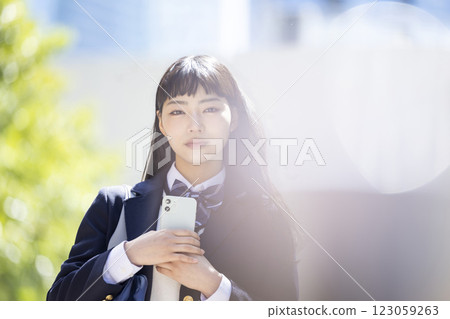 有智能手機的女學生 123059263