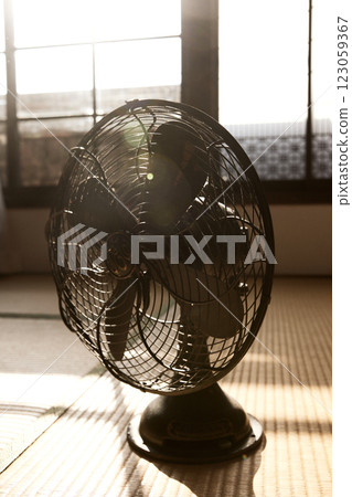 Retro electric fan in a Japanese-style room 123059367