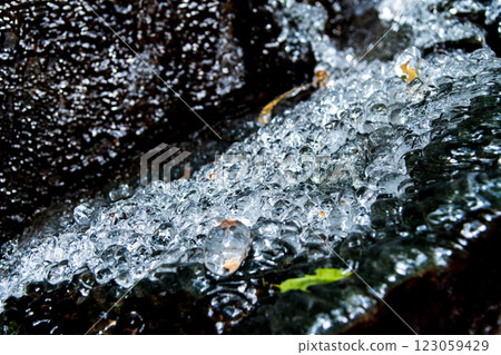 天然冰粒 123059429