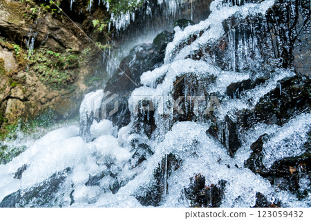 水從冰凍瀑布的岩石上流過 123059432