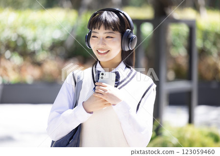 戴著耳機、拿著智慧型手機的高中女孩 123059460