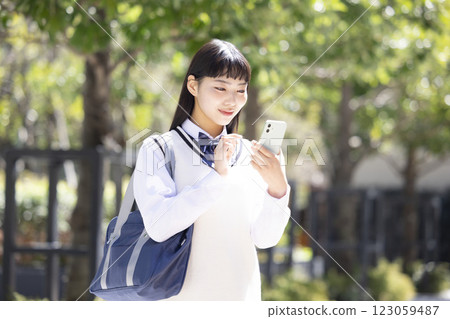 高中女生看智能手機 123059487