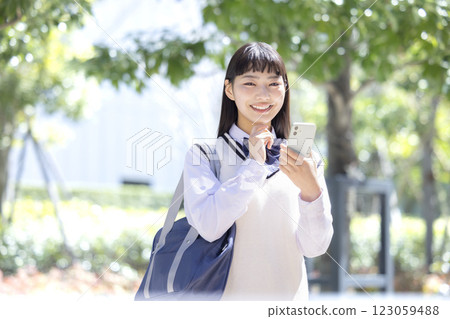 高中女生看智能手機 123059488