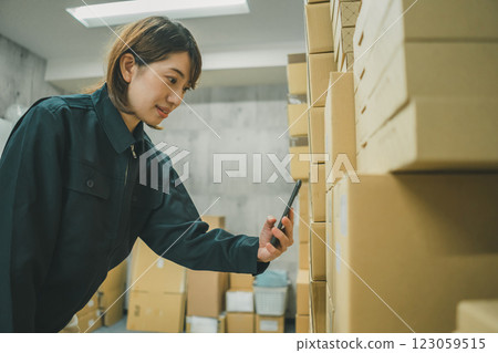 Smartphones and logistics 123059515