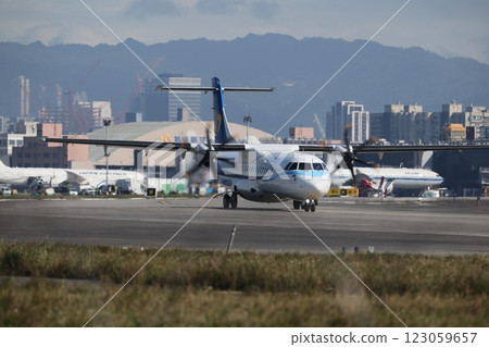 飛機起降 123059657