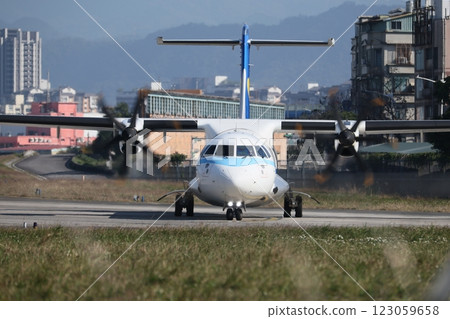 飛機起降 123059658