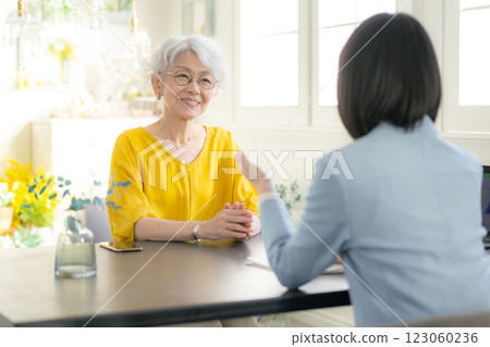 一個穿西裝的女人和一個老婦人開會 123060236