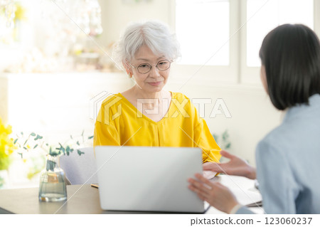 一個穿西裝的女人和一個老婦人開會 123060237