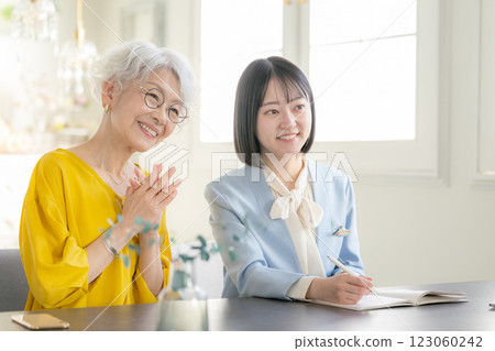 一個穿西裝的女人和一個老婦人開會 一個穿西裝的女人和一個老婦人開會 123060242